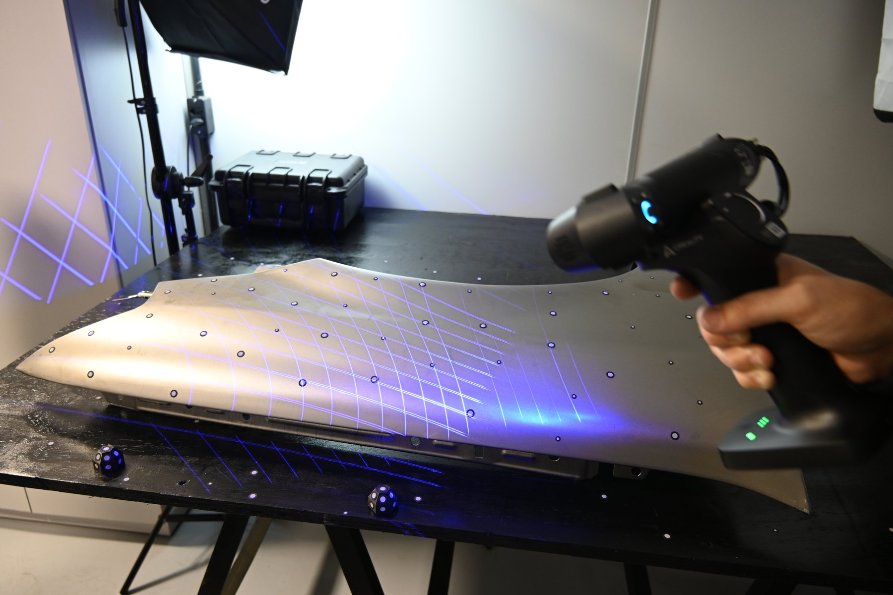 Scanner 3D varre a superfície de um capô estampado na fábrica da Ponteiras Rodrigues para gerar a nuvem de pontos do controle dimensional
